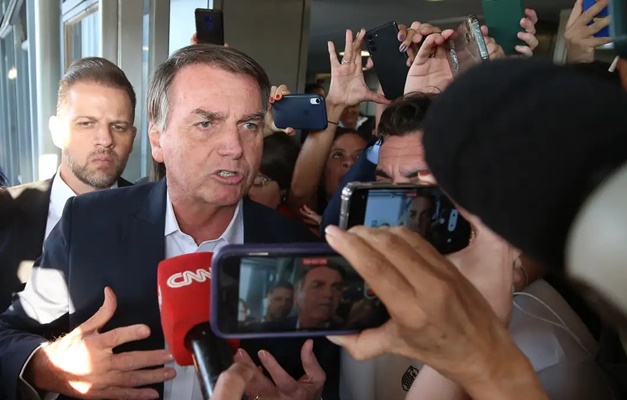 Bolsonaro entrega passaporte às autoridades