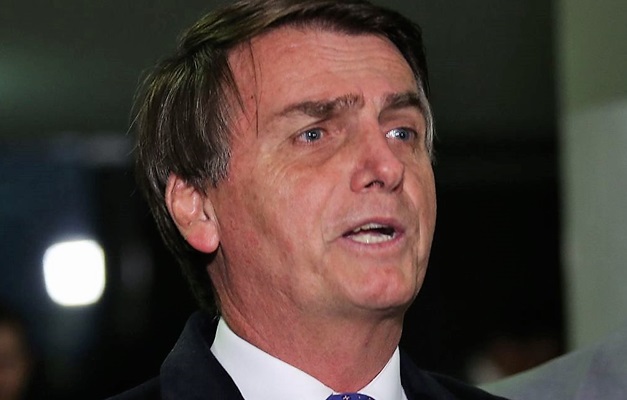 Bolsonaro flexibiliza erros e passa a permitir propaganda em livro didático