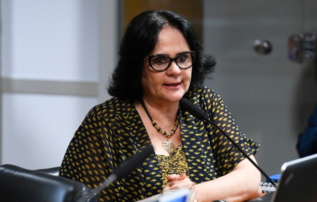 Bolsonaro irá se calar e Michelle conduzirá nação conservadora neste momento, diz Damares