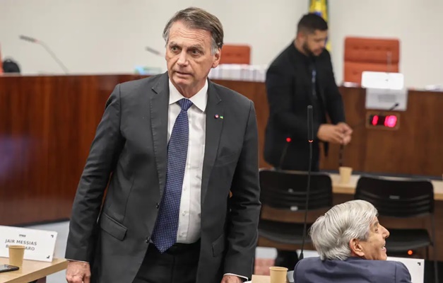 Bolsonaro nega ter cogitado plano de golpe de Estado; acompanhe ao vivo
