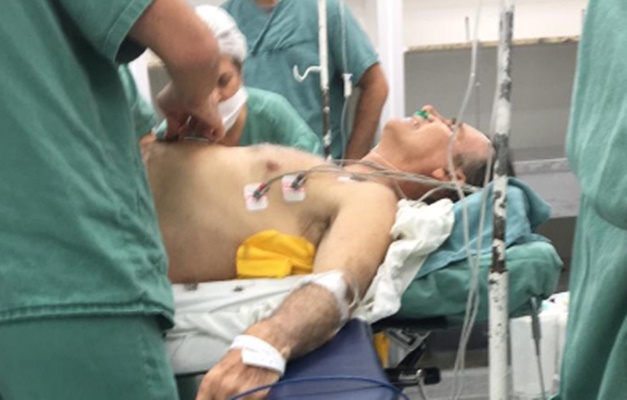Bolsonaro passa por cirurgia; facada atingiu o fígado do candidato