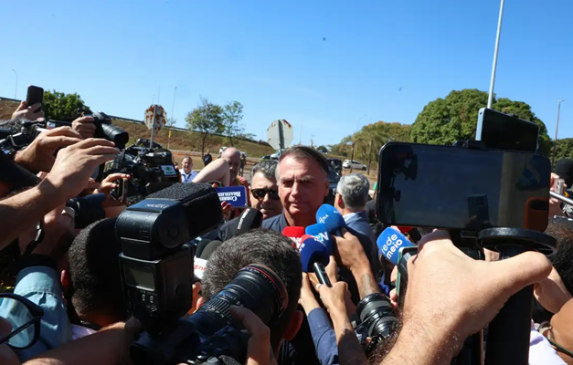 Bolsonaro promete ficar calado e alega 'desdobramento incontrolável' das redes