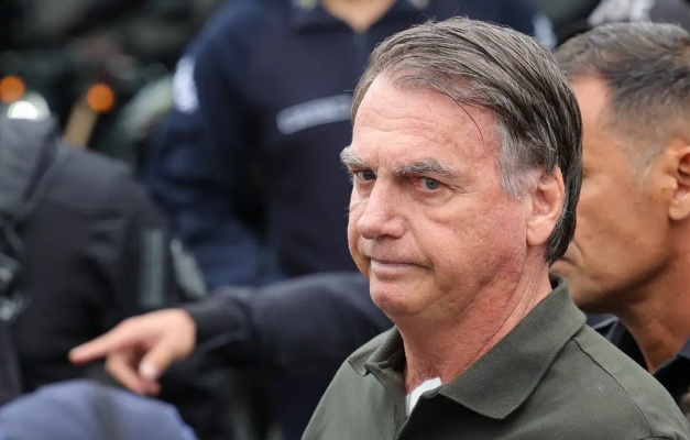 Bolsonaro recebe alta hospitalar e tem diagnóstico de câncer de pele