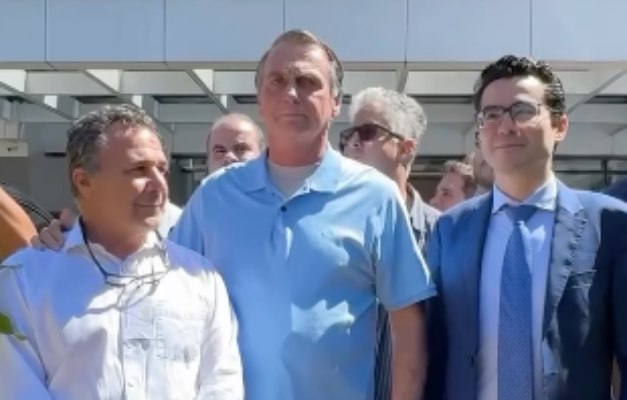 Bolsonaro recebe alta hospitalar: "volto para casa renovado"