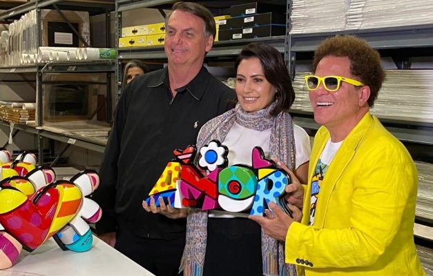 Bolsonaro recebe quadro pintado por Romero Britto