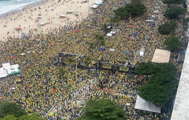 Bolsonaro reúne mais de 400 mil pessoas em ato no RJ, diz PM