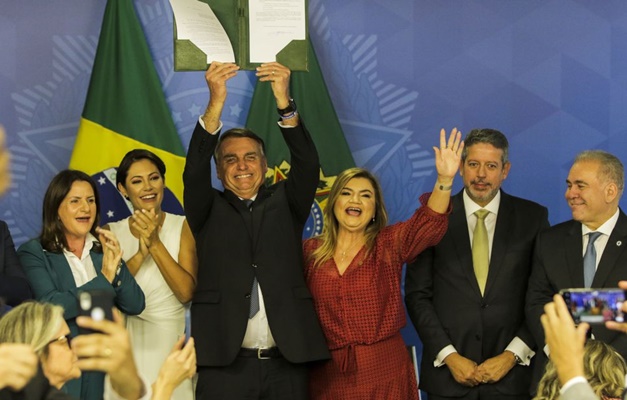 Bolsonaro sanciona piso da enfermagem