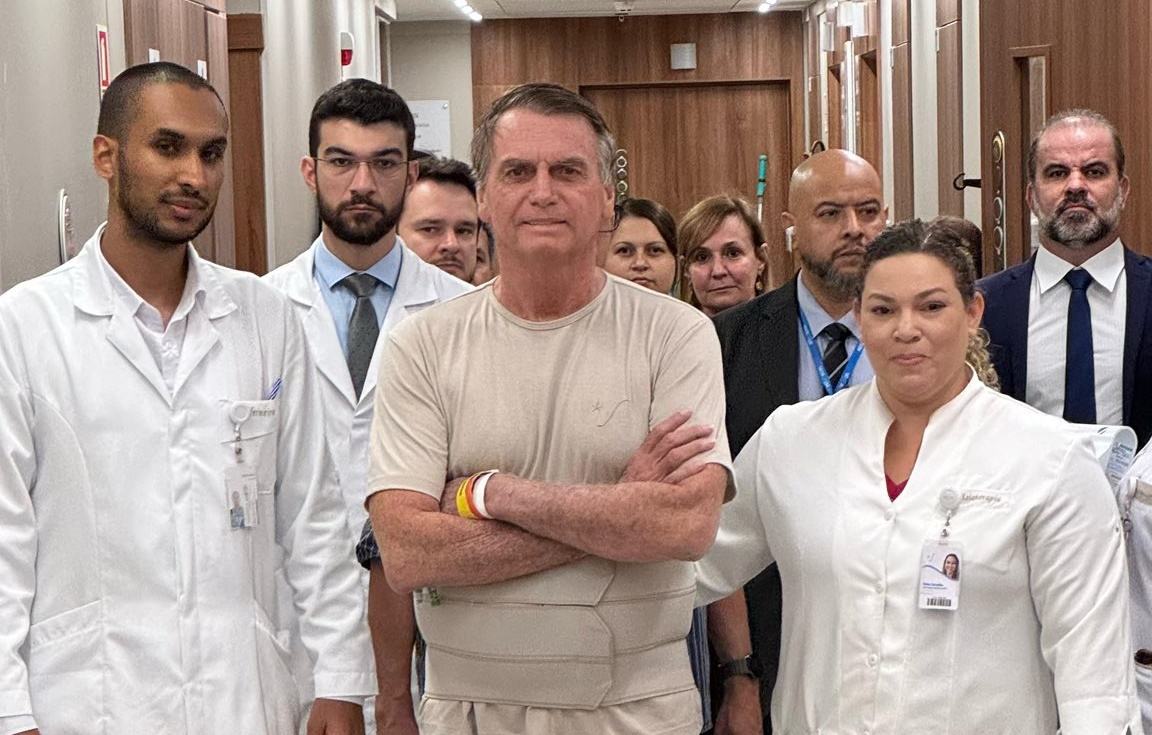 Bolsonaro segue estável e tem 'progressão' na dieta oral, diz boletim médico