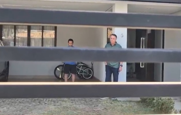 Bolsonaro sorri e acena na manhã seguinte ao voto de Fux que o absolve