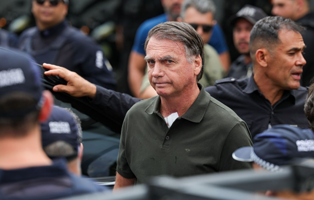 Bolsonaro tem alteração na função renal e segue internado, diz boletim