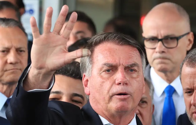 Bolsonaro tem até sexta-feira (22) para explicar pedido de asilo