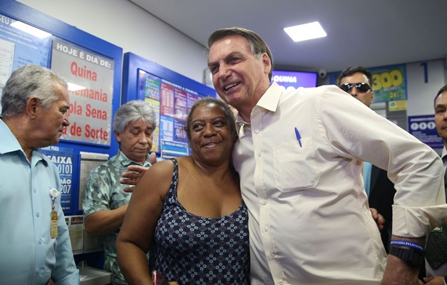 Bolsonaro testa a sorte e faz aposta na Mega da Virada em lotérica