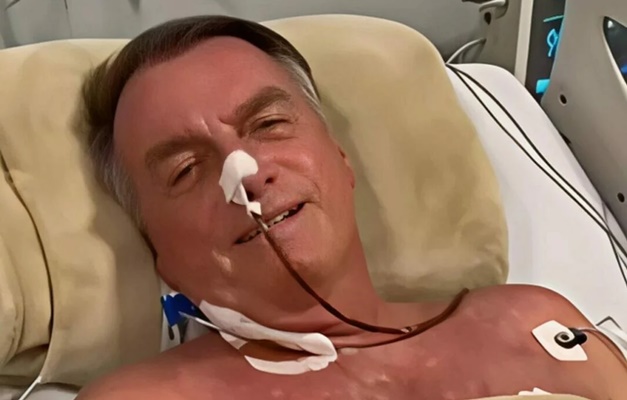 Bolsonaro toma água e come gelatina após 17 dias sem comer na UTI por cirurgia no intestino