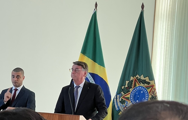 Bolsonaro usa encontro com embaixadores para atacar TSE, STF e urnas sem provas