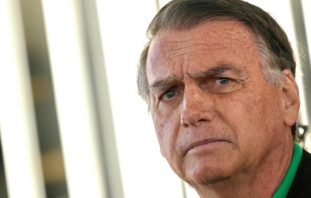 Bolsonaro violou uso de tornozeleira eletrônica e tinha elevado risco de fuga, diz Moraes