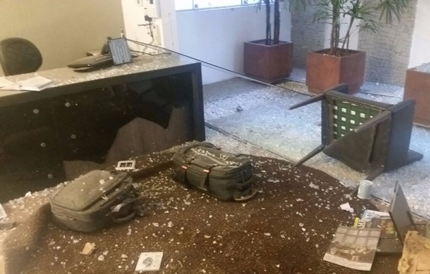 Bomba deixada em escritório de advocacia explode e deixa advogado ferido