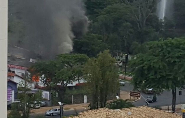 Bombeiros combatem incêndio em casa abandonada no centro de Goiânia