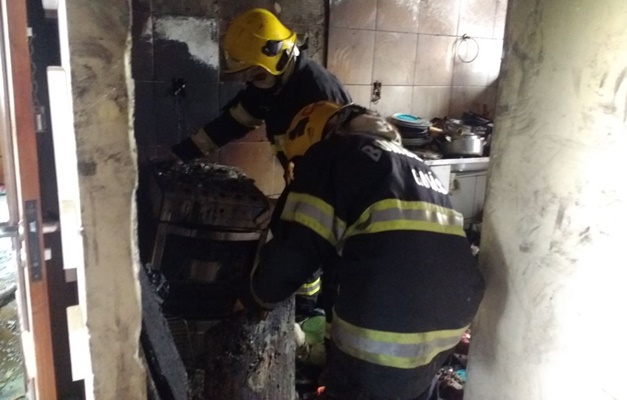 Bombeiros combatem incêndio em condomínio de Goiânia