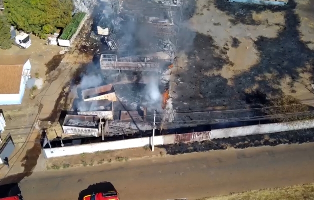 Bombeiros combatem incêndio em empresa de reciclagem de Anápolis
