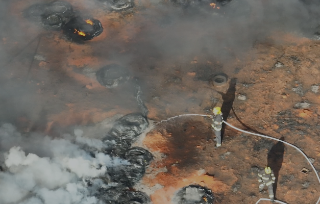 Bombeiros combatem incêndio em fábrica de pneus de Luziânia