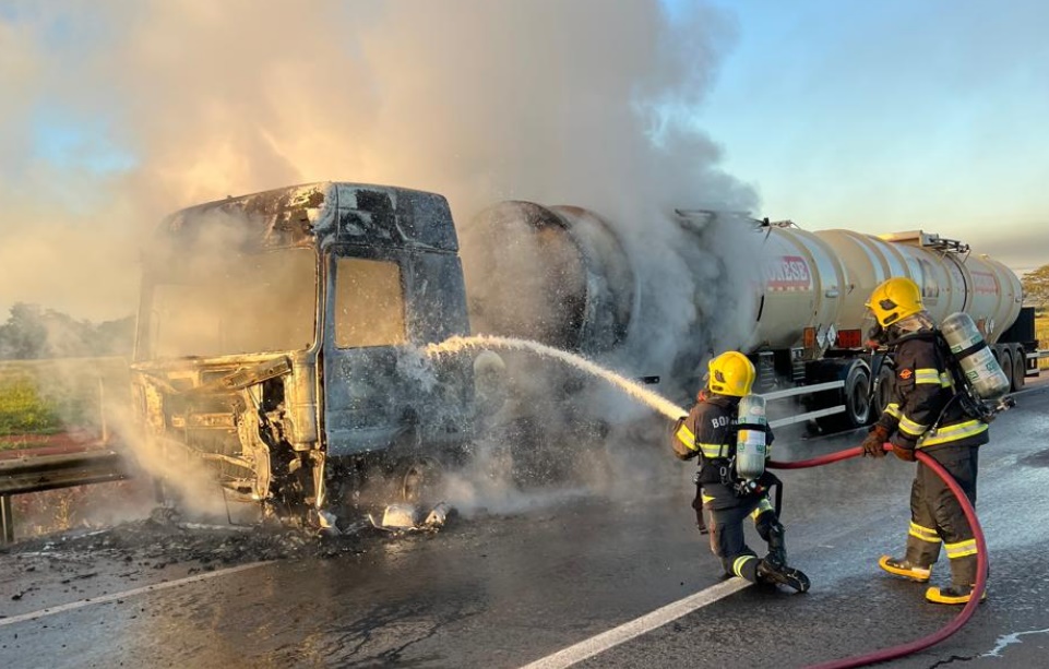 Bombeiros controlam incêndio em caminhão-tanque na região de Guapó