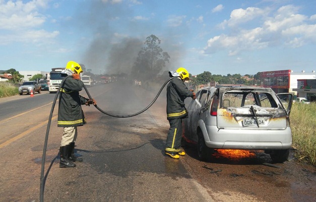 Bombeiros controlam incêndio em carro na BR-153, em Uruaçu (GO)