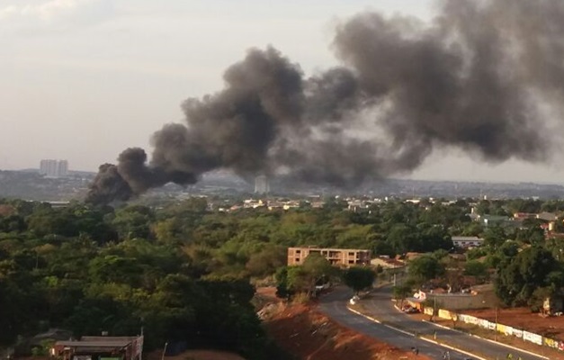 Bombeiros controlam incêndio em depósito de reciclagem em Goiânia
