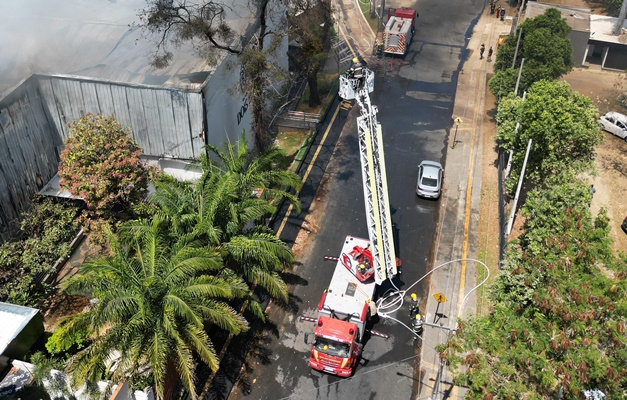 Bombeiros controlam incêndio em espaço de festas no Setor Jaó