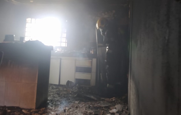 Bombeiros controlam incêndio em sobrado no Parque Atheneu, em Goiânia