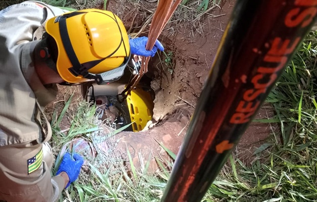 Bombeiros em Goiânia resgataram homem de um poço de inspeção de esgoto