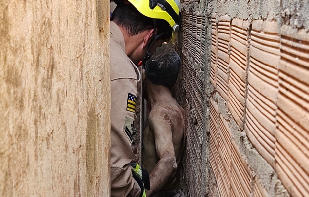 Bombeiros em Quirinópolis resgatam homem preso entre parede e muro de casa