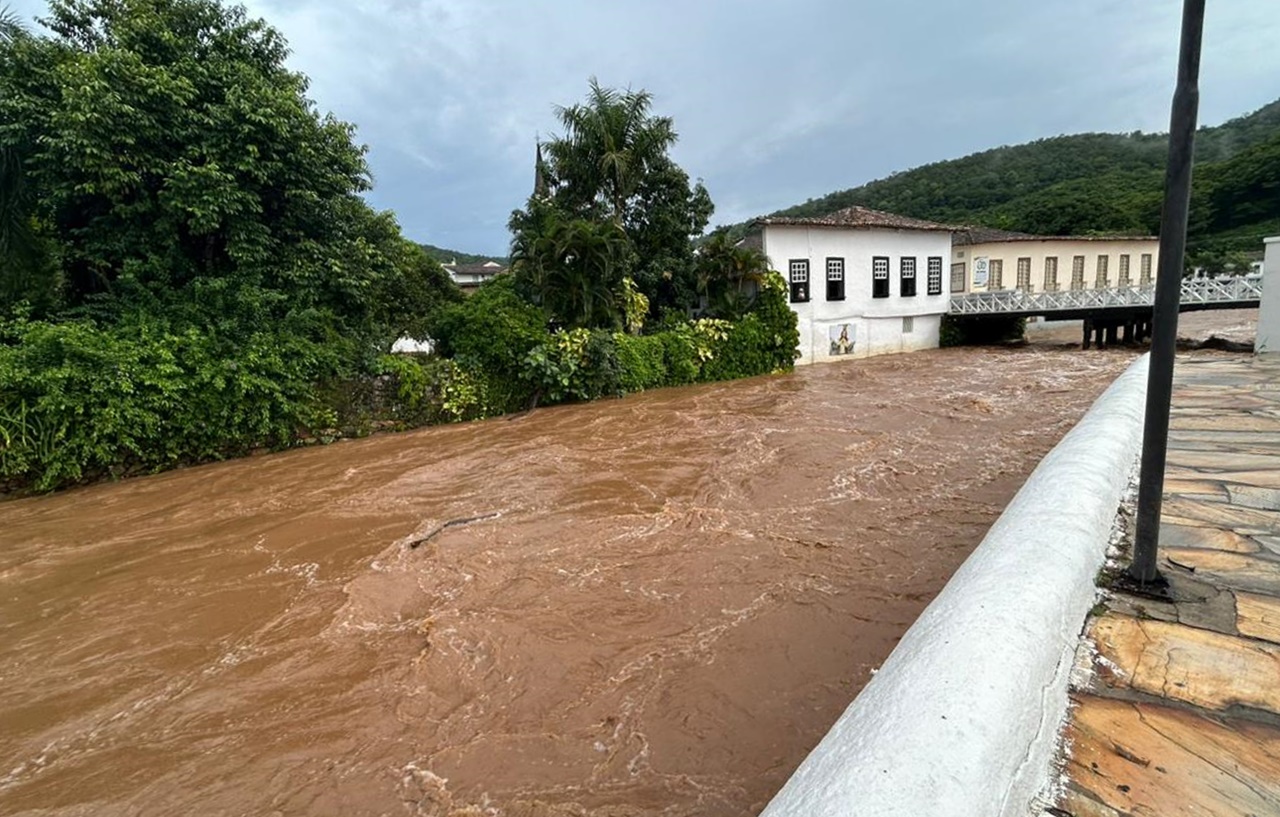 Bombeiros monitoram cheia do Rio Vermelho na cidade de Goiás