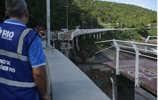Bombeiros procuram possível terceira vítima de desabamento de ciclovia no Rio