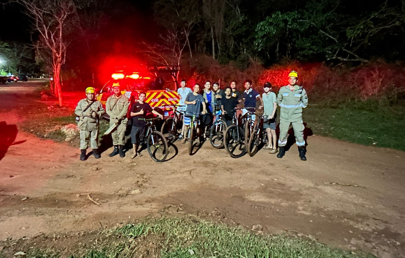 Bombeiros resgatam 9 jovens perdidos em mata durante trilha em Rio Verde
