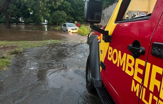 Bombeiros resgatam família presa em casa alagada no Setor Sevene, em Goiânia