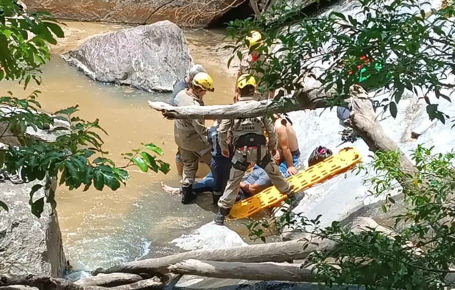 Bombeiros resgatam homem após queda em cachoeira na zona rural de Hidrolina
