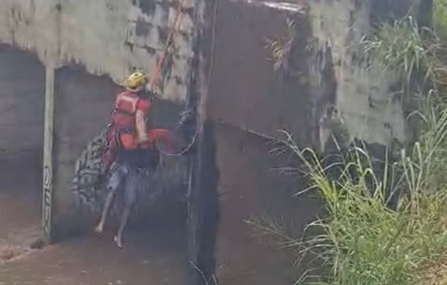Bombeiros resgatam homem ilhado no Córrego Botafogo, em Goiânia