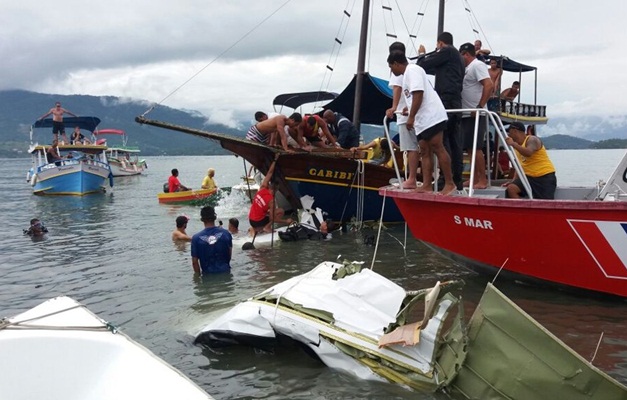 Bombeiros resgatam mais dois corpos de avião que caiu em Paraty