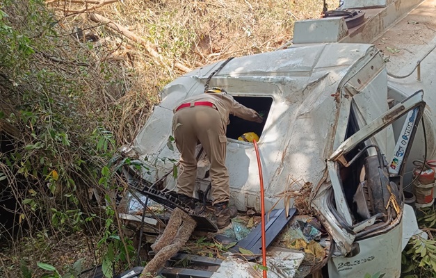 Bombeiros resgatam motorista preso em caminhão após acidente em Ipameri