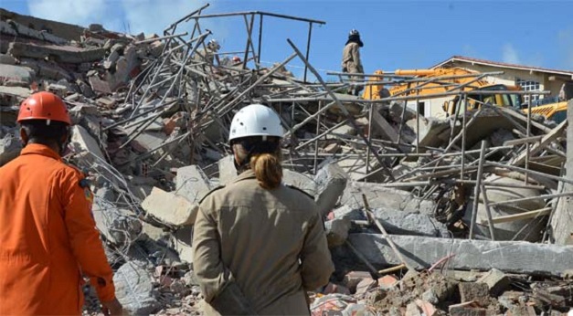 Bombeiros resgatam vítimas de desabamento de prédio em Aracaju