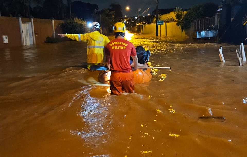 Bombeiros salvam moradores ilhados durante forte chuva em Goiânia