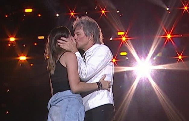 Bon Jovi beija fã na boca durante show no Rock in Rio