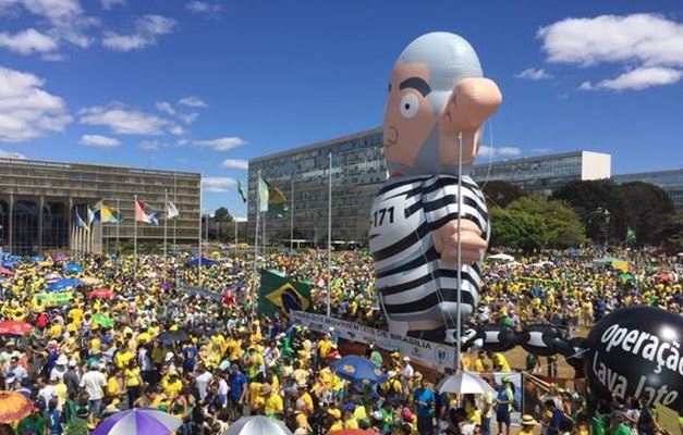 Boneco inflável de Lula em manifestação em Brasília custou R$ 12 mil