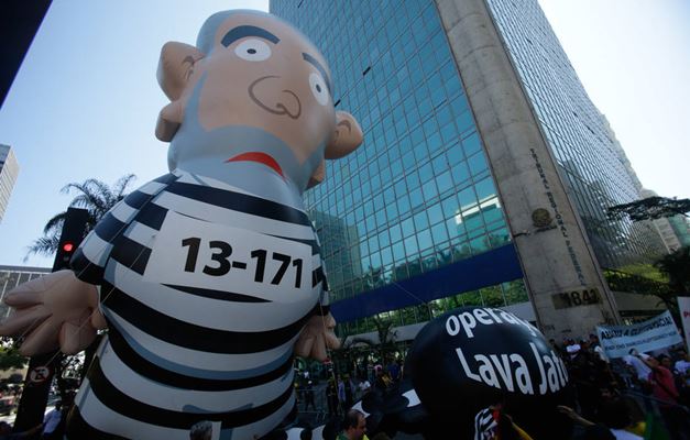 Boneco inflável de Lula reaparece na Paulista com grades e seguranças