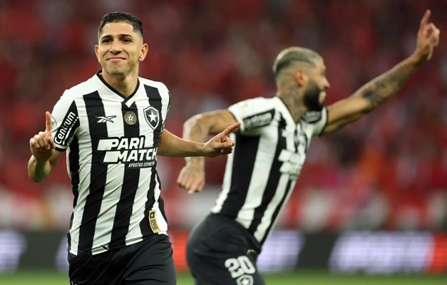 Botafogo bate Internacional e fica a um empate do título do Brasileirão