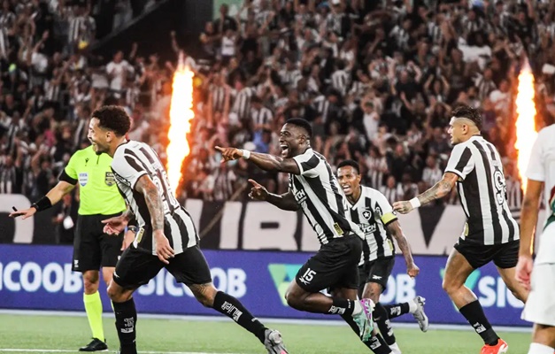 Botafogo derrota Fluminense e dorme na liderança do Brasileiro