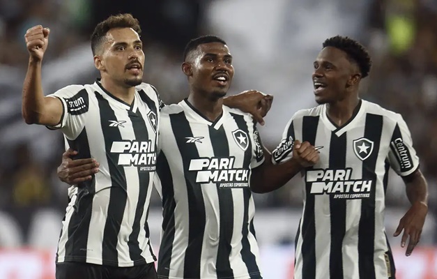 Botafogo supera o Vitória para abrir vantagem na Copa do Brasil