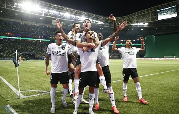 Botafogo vence Palmeiras por e 3 a 1 e reassume liderança do Brasileirão