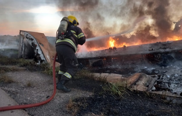 BR-153: Bombeiros combatem incêndio na região de Morrinhos