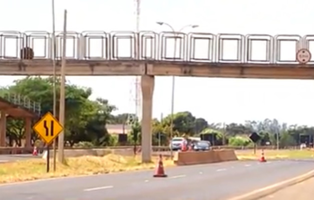 BR-060 segue interditada depois que carreta atingiu passarela da via